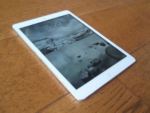 Zeer nette iPad Air met doos, boekjes, accessoires en de bon
