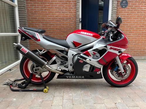 Zeer nette Yamaha YZF R6 met sportuitlaat