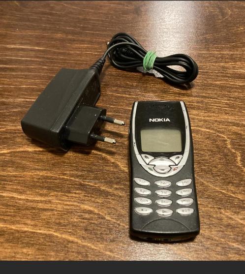 Zeer zeldzame Nokia 8210 met de lader Werkt perfect