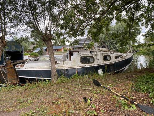 Zeeschouw stalen boot met mast, schilden en zeilen