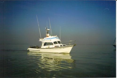 Zeewaardig snelvarend dubbelschroefs schip flybridge diesel