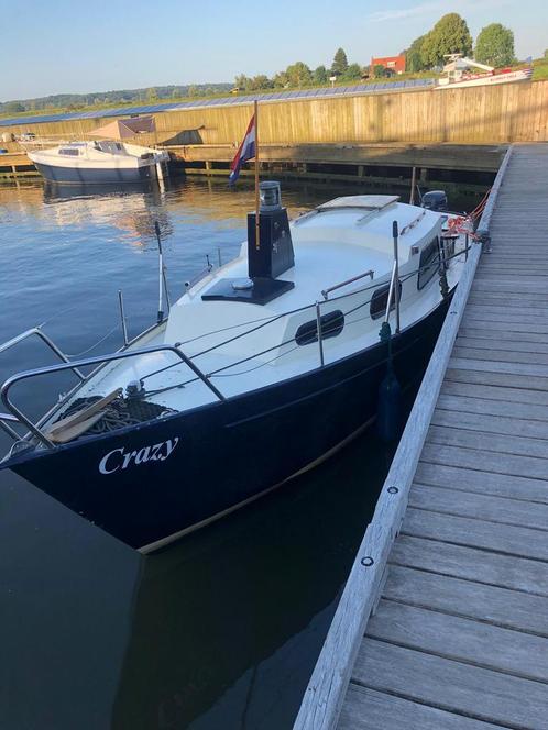 Zeilboot met 15pk buitenboordmotor.