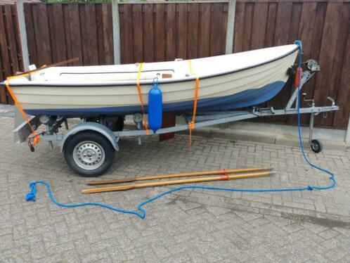 Zeilboot met mast zeilen visboot motorboot toerboot