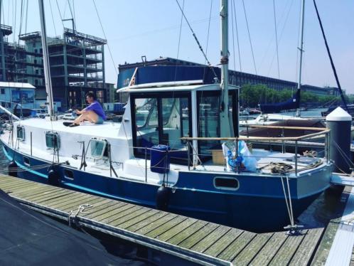 Zeilboot met motor en kajuit, woonboot, reisboot, ligplaats 