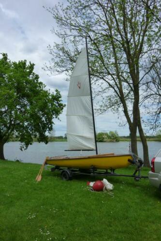 Zeilboot met wegtrailer