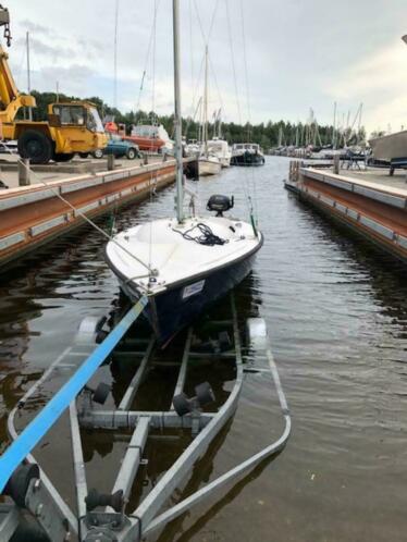 Zeilboot Sailhorse inclusief buitenboordmotor en trailer