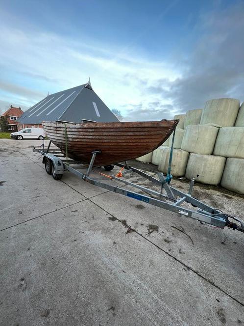 zeilboot trailer   met houten overnaadse sloep (opknapper)
