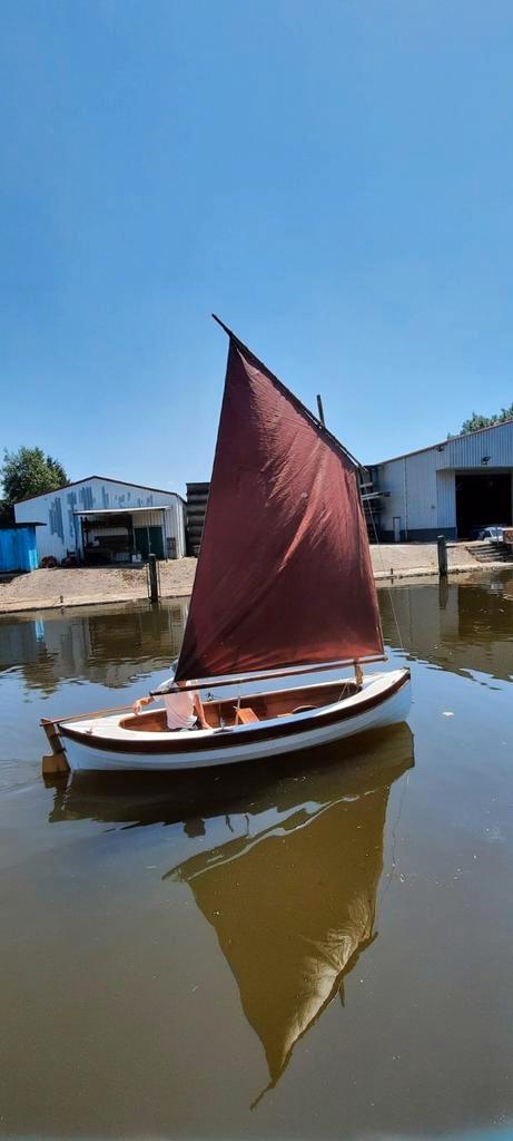 Zeilboot, zeilsloepje hout epoxy heel mooi model