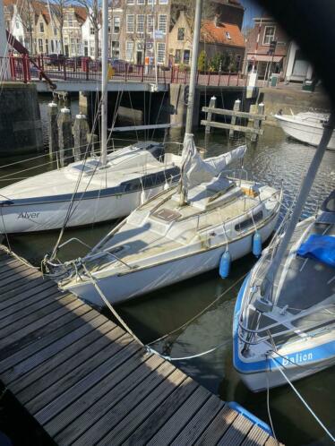 Zeilboot zonder buiten boord motor