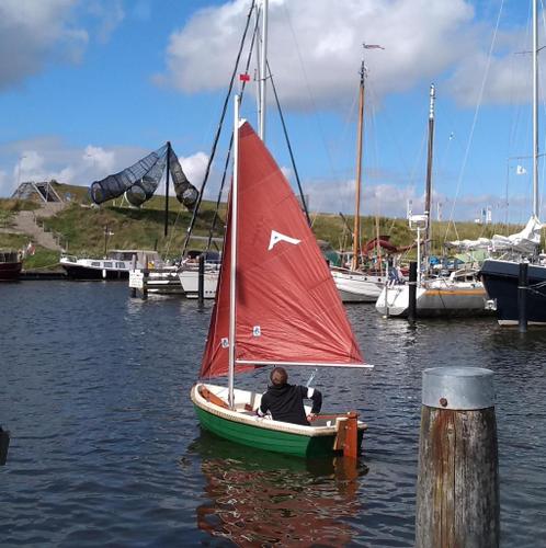 Zeilbootje met buitenboordmotor (bijbootje)