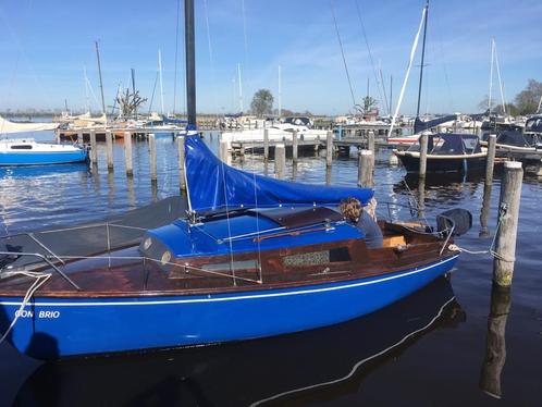 Zeilbootje met ligplaats in haven aan Alkmaardermeer in N-H