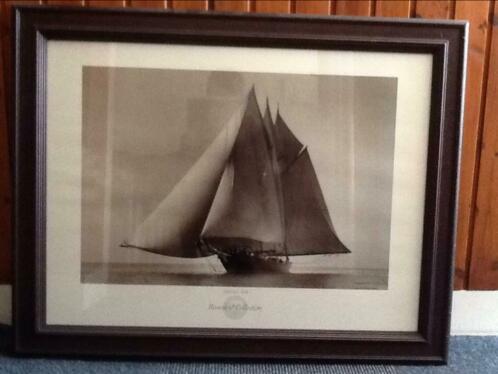 Zeilende boot in houten lijst 0,93 x 0,73 cm