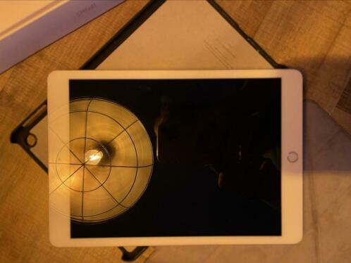 Zgan IPad 2020 8th  Wit 32gb incl. doos , hoes en factuur .