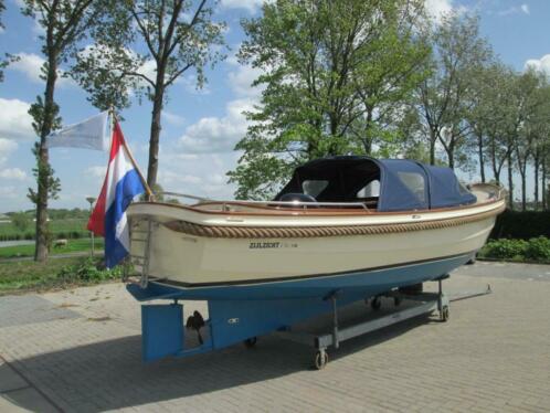 Zijlzicht vlet met 33PK vetus motor uit 2003