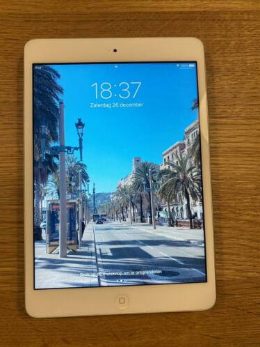 Zilveren iPad mini retina scherm 16GB nog netjes