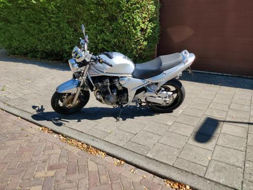 Zilverkleurige Suzuki Bandit GSF1200