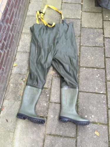 Zo goed als nieuwe liesbroek visbroek mt 43 met klein gaatje