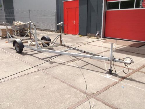 Zware en grote kielboottrailer voor boot ca. 6-7m