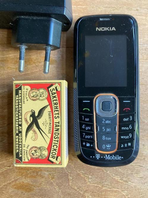 Zwart Nokia RM-340 2600c-2 mobieltje met camera en oplader