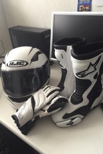 Zwart witte motor helm hjc ook handschoenen en laarzen