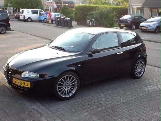 Zwarte Alfa 147 1.6, rood leer, airco, Bose 