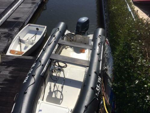 Zwarte RIB boot met 50 pk Yamaha motor