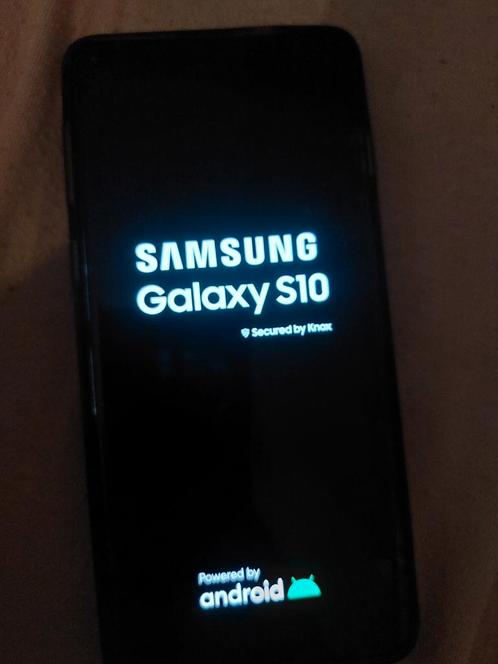 Zwarte Samsung s10 te koop met hoesje en beschermlaag
