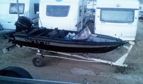 zwarte speedboot 50pk Mercury