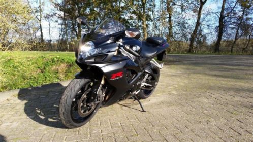 Zwarte Suzuki GSX-R 600  GSXR 600 K7 