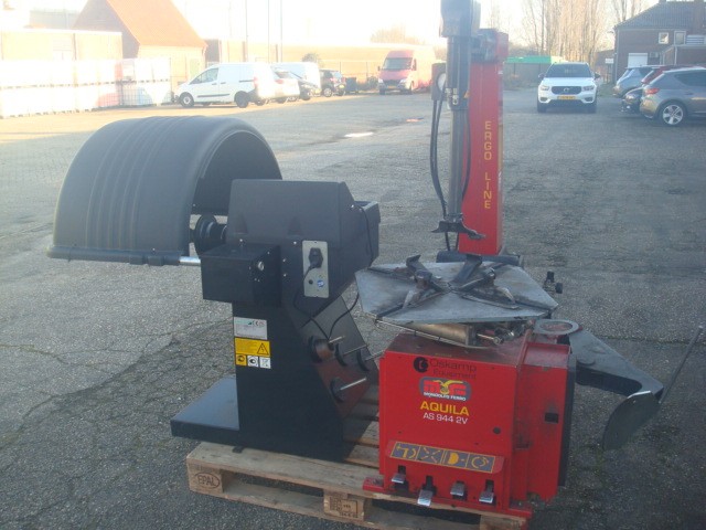 Balanceermachine Hofmann Geodyna 960 en Mondolfo Banden Demonteer Apparaat