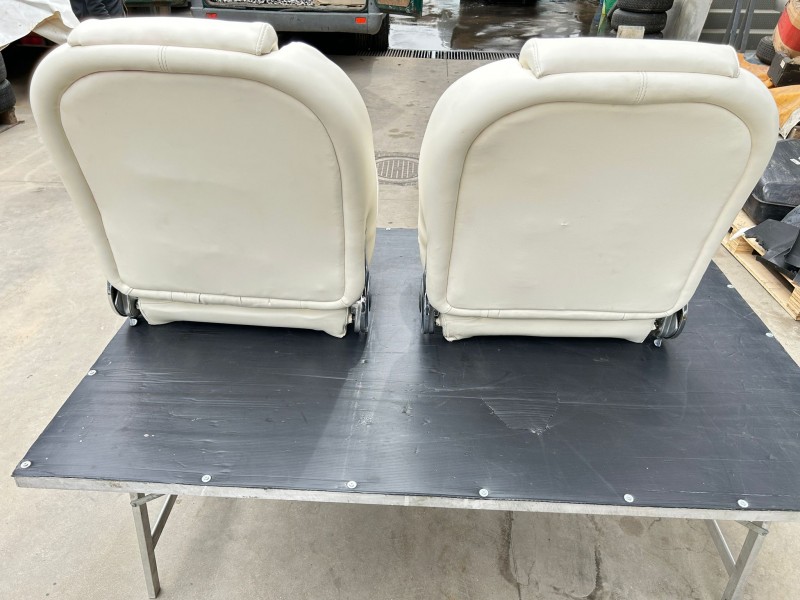 Front seats for Maserati Indy