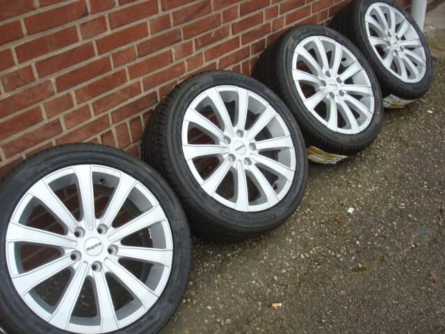 17 inch Momo velgen en banden steek 5x108