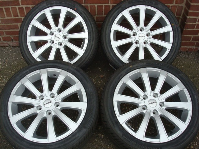 17 inch Momo velgen en banden steek 5x108