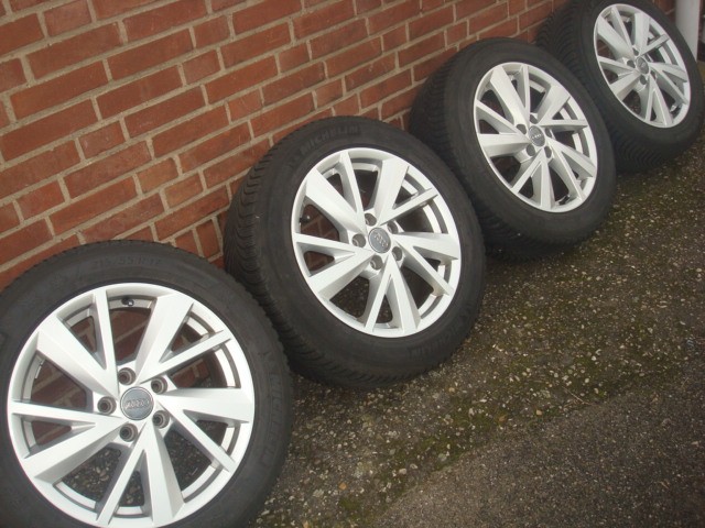 17 inch Original Audi Q2 T-ROC Ve;lgen en Banden Steek 5x112