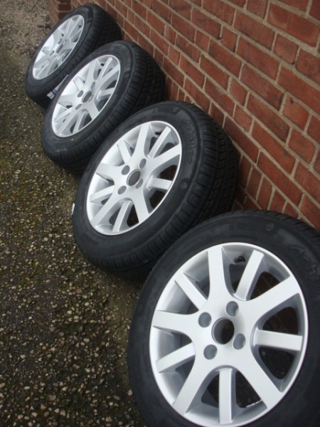 15"Hockenheim Peugeot Velgen en Banden Steek 4x108