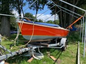 een leuke open zeilboot opgeknapt met goede trailer